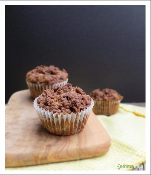 Vegan Banana Chocolate Chip Muffins with Cinnamon Crumble | EmmaEats